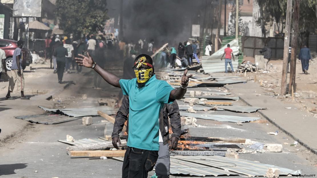 Senegal: partidarios de la oposición, frente a barricadas en llamas, durante manifestaciones convocadas por partidos de la oposición, en Dakar, el 4 de febrero de 2024.