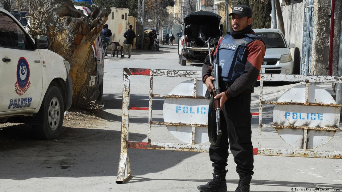 Policía custodia las oficinas electorales, en Quetta, capital de la región pakistaní de Baluchistán.