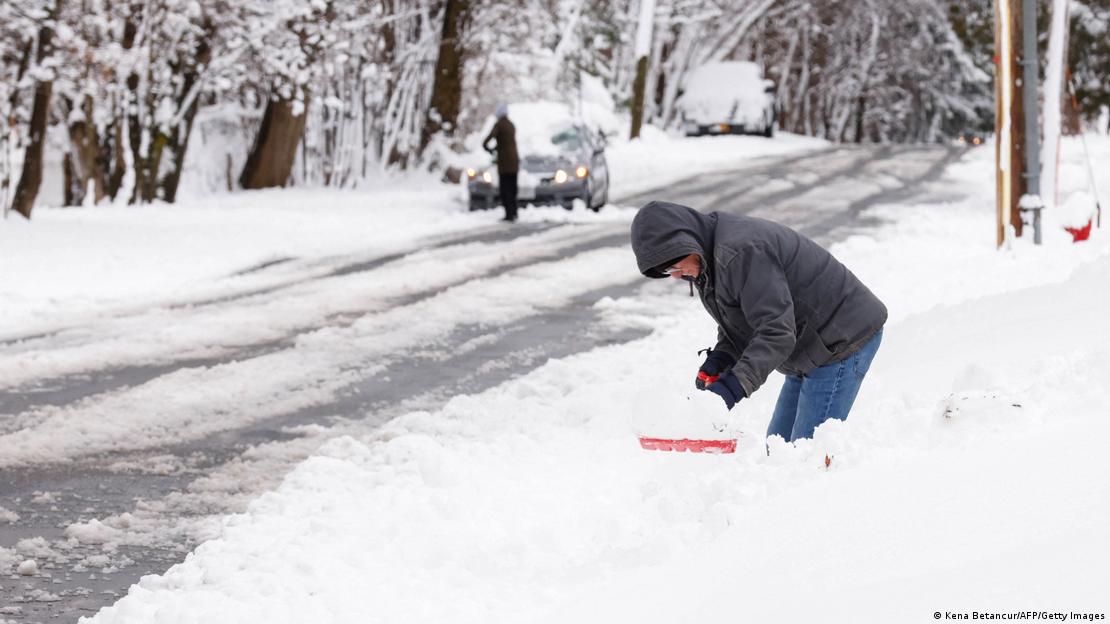 Un hombre quita la nieve en Tappan, Nueva York. Una poderosa tormenta de invierno azotó la región provocando cancelaciones de vuelos y el cierre de escuelas y negocios.