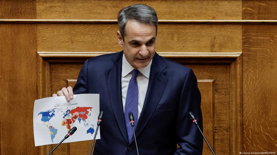 El primer ministro griego, Kyriakis Mitsotakis, durante su intervención en el Parlamento, antes de la votación para legalizar el matrimonio entre personas del mismo sexo.
