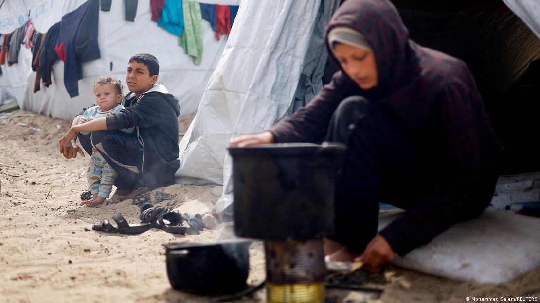 Niños y mujeres desplazados en Rafah.