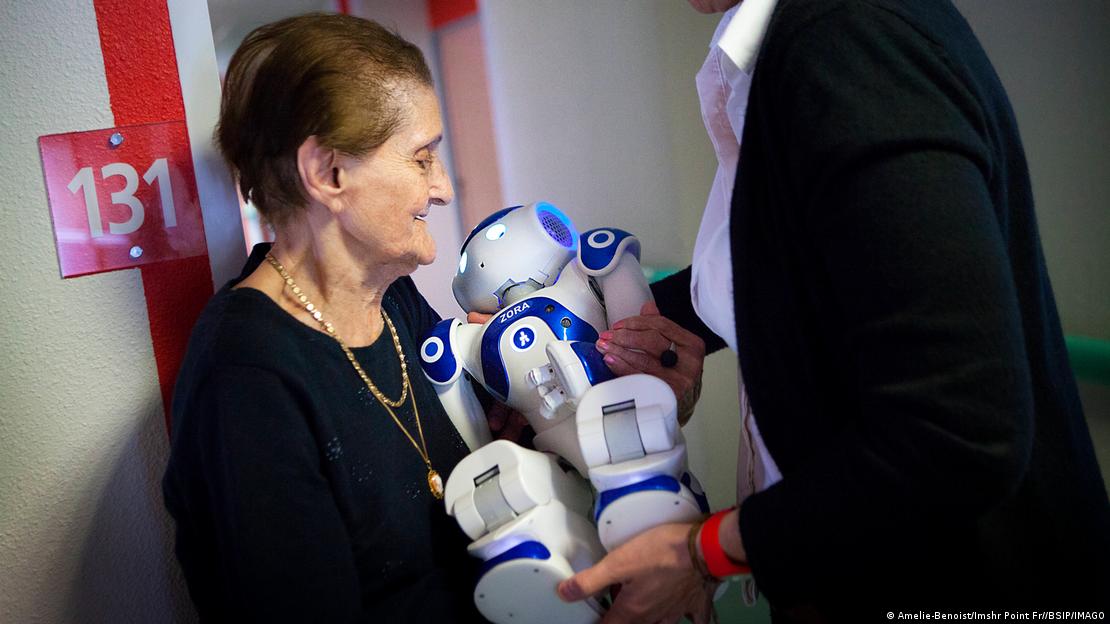 Robots y peluches imitan el tacto humano pero con menos beneficios para la salud mental. En la foto, el humanoide NAO, con software Zora, interactúa en residencias de ancianos.