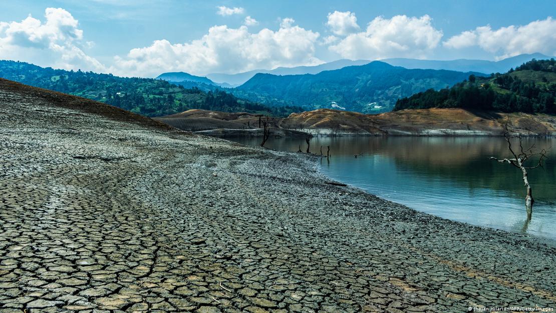 Paisaje de suelo resquebrajado por la sequía en Cundinamarca, Colombia.