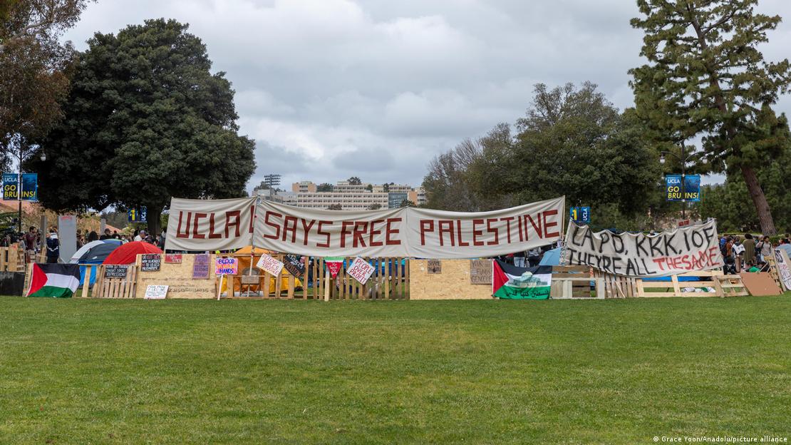 Protesta de estudiantes acampados en la Universidad de California (UCLA), en Los Ángeles, en solidaridad con los palestinos.
