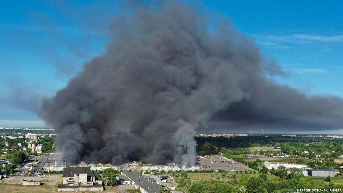 Gruesas columnas de humo en el cielo durante el incendio en el centro comercial Marywilska 44, en Varsovia, Polonia, el 30 de junio de 2024.