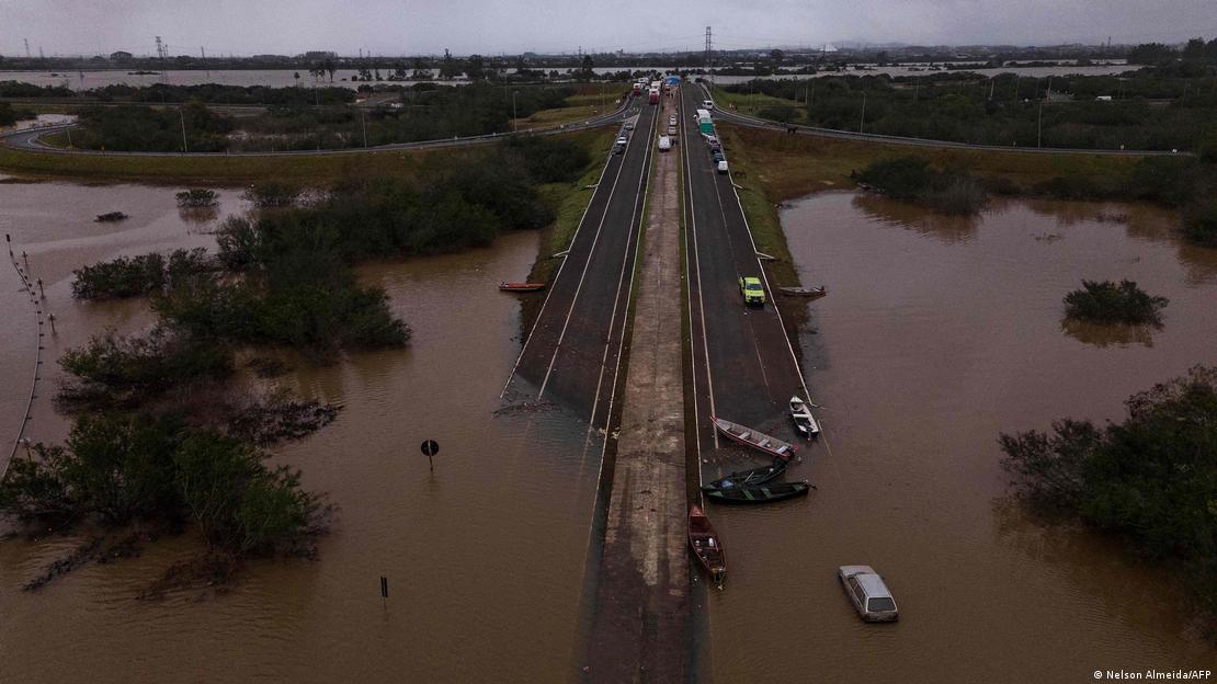 Rutas inundadas y vehículos en el agua en inundaciones en Rio Grande do Sul, Brasil. (2024).