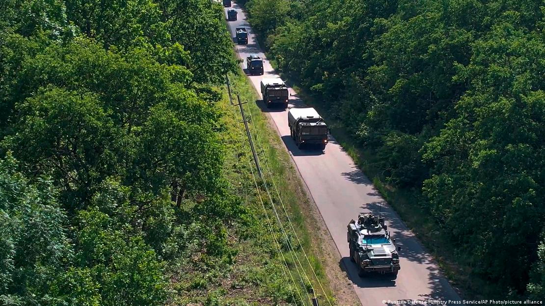 Rusia | Imagen aérea de camiones militares en fila en una carretera.