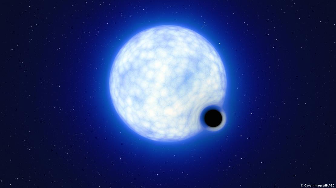 Investigaciones recientes sugieren que algunas estrellas de gran masa pueden colapsar directamente en agujeros negros sin explosiones. En la imagen, impresión artística del sistema binario VTFS 243.