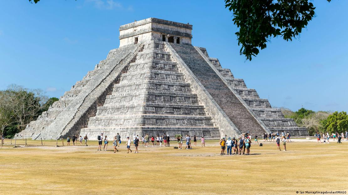 El hallazgo de gemelos idénticos entre los niños sacrificados sugiere un homenaje a los Gemelos Héroes de la mitología maya, destacando la complejidad de estos rituales ancestrales.