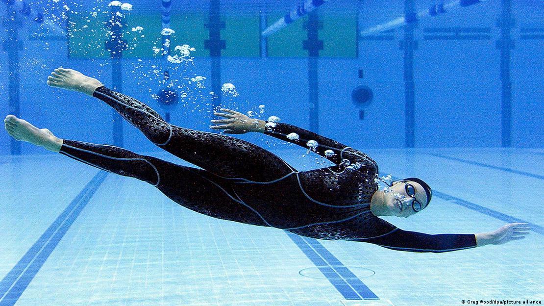 Los trajes de cuerpo entero, como los utilizados en los Juegos Olímpicos de Pekín 2008, fueron prohibidos debido a sus propiedades de mejora del rendimiento.
