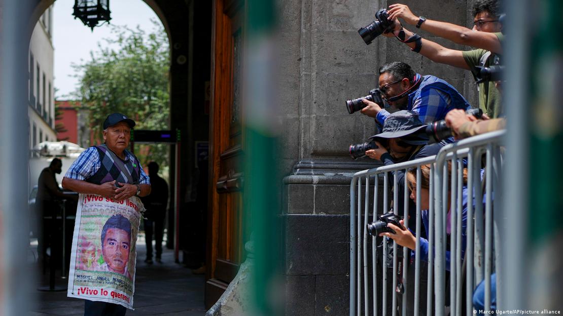Foto de un familiar de un estudiante desaparecido en Ayotzinapa.