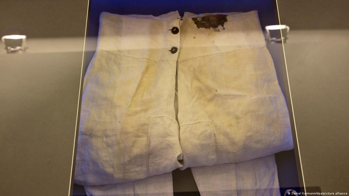 Los pantalones de Hauser con su mancha de sangre de 1833 se encuentran en el Museo Margrave de Ansbach (Alemania).