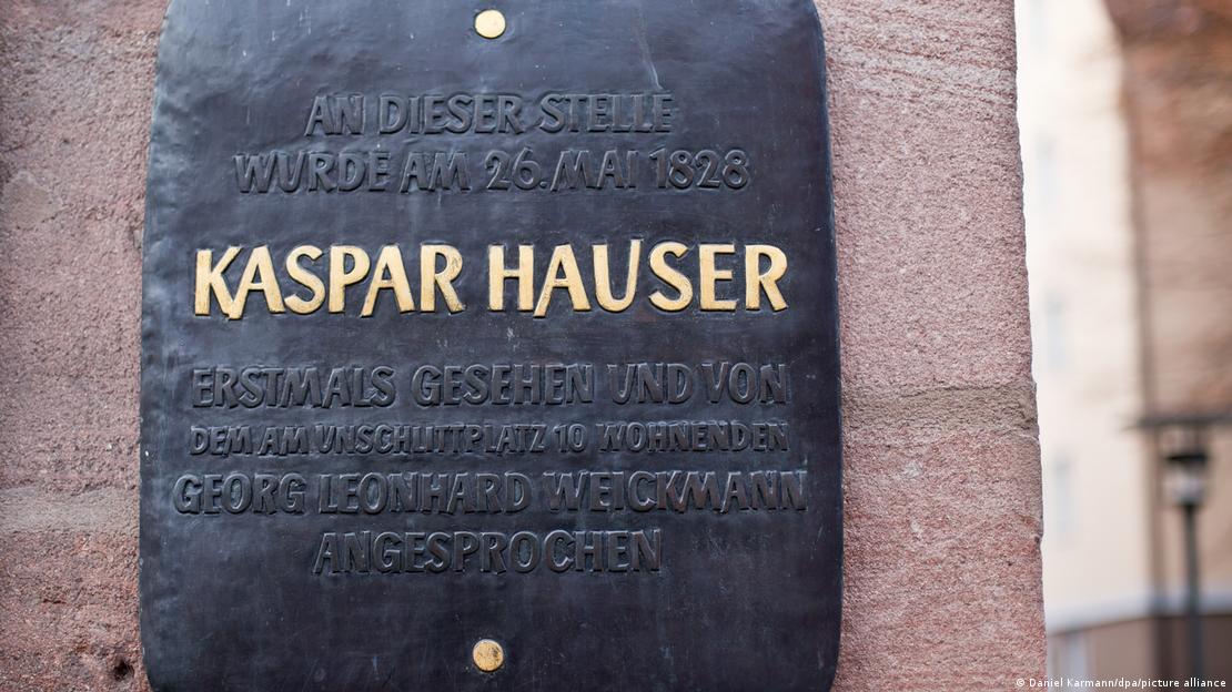 Una placa conmemorativa en la plaza Unschlittplatz de Núremberg recuerda a Kaspar Hauser: "Apareció aquí por primera vez en 1828".