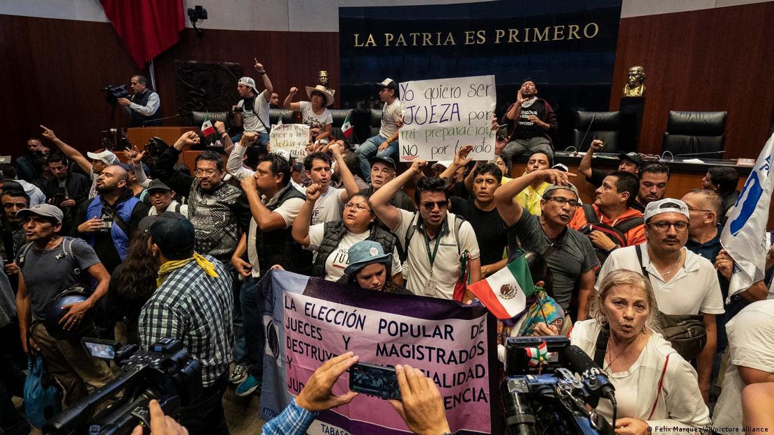 Protestas en el Senado de México contra la reforma judicial.