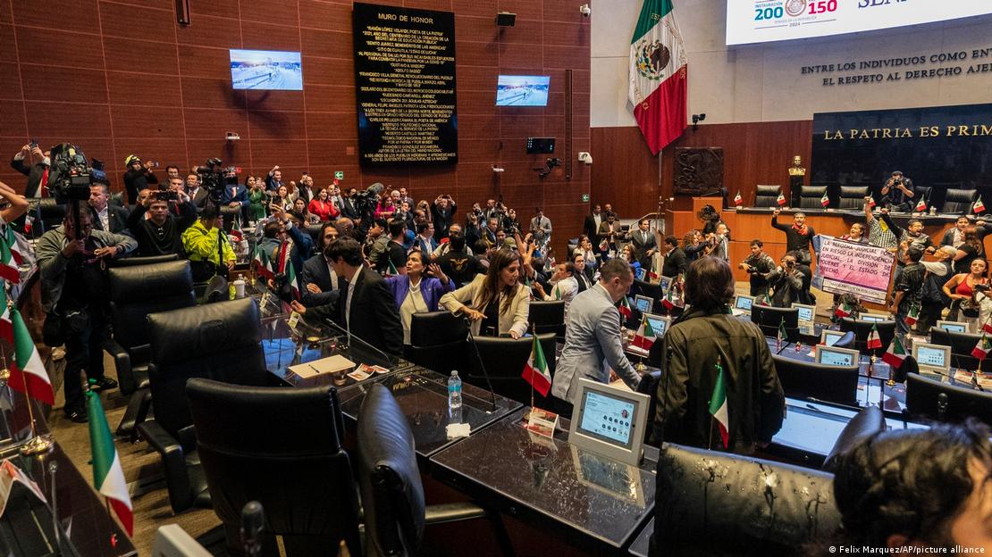 El debate en el Senado mexicano, interrumpido por protestas. (10.09.2024).
