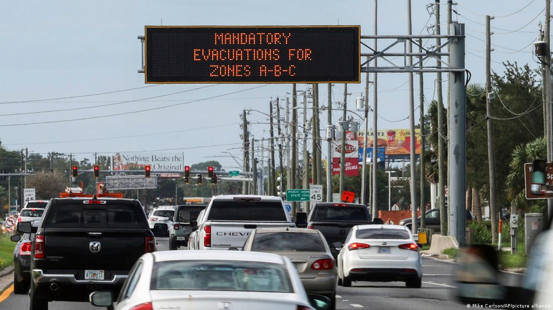 Un cartel en las autopistas llenas indican que la evacuación es obligatoria.