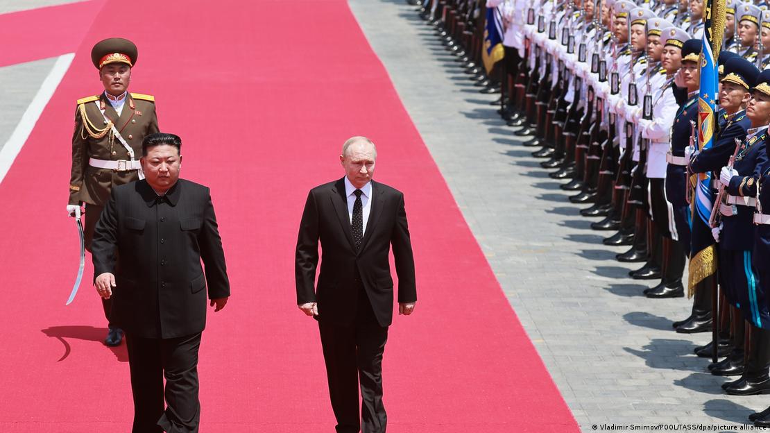 Putin (derecha en la imagen) firmó el tratado con su homólogo chino Xi Jinping en Pionyang (19.06.2024) Putin (derecha en la imagen) firmó el tratado con su homólogo chino Xi Jinping en Pionyang (19.06.2024)