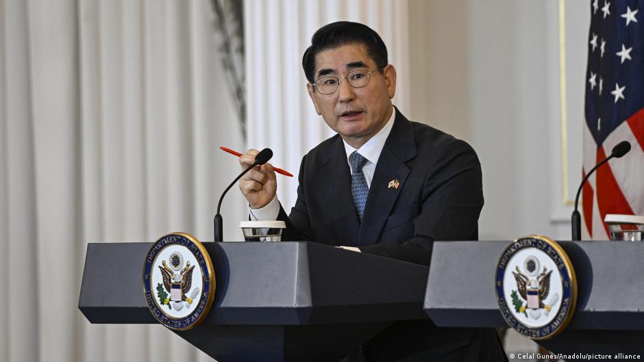 South Korea arrests ex-defense minister over martial law – DW – 12/08/2024