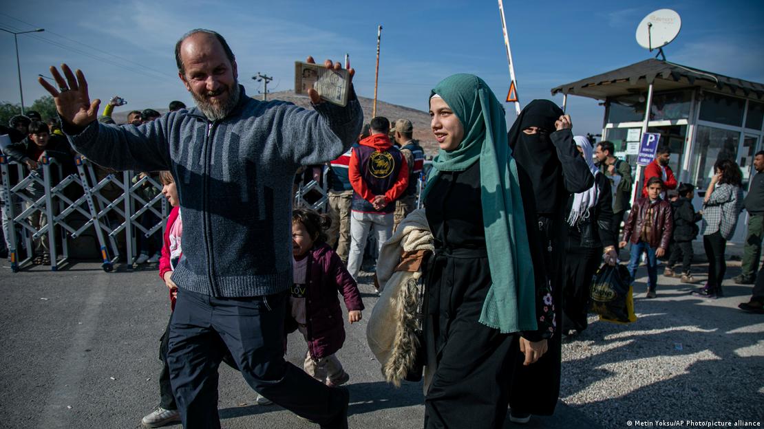 Familias sirias cruzan a Siria desde Turquía en la puerta fronteriza de Cilvegozu, cerca de la ciudad de Antakya, en el sur de Turquía (09.12.2024)