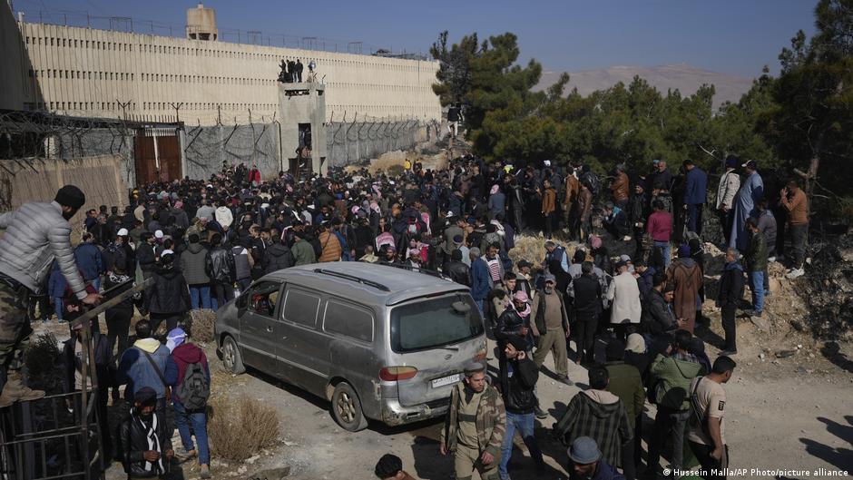 Germany halts asylum proceedings for Syrians – DW – 12/09/2024