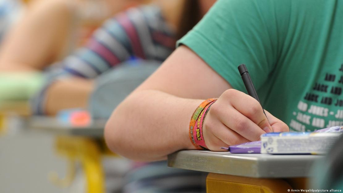 Niños escribiendo a mano.