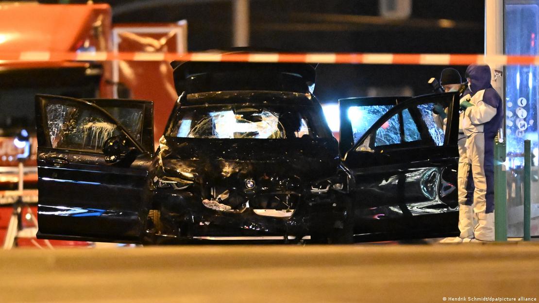 Dos agentes buscan evidencias en el vehículo que arrolló a más de doscientas personas en el mercadillo navideño de Magdeburgo. Dos agentes buscan evidencias en el vehículo que arrolló a más de doscientas personas en el mercadillo navideño de Magdeburgo.