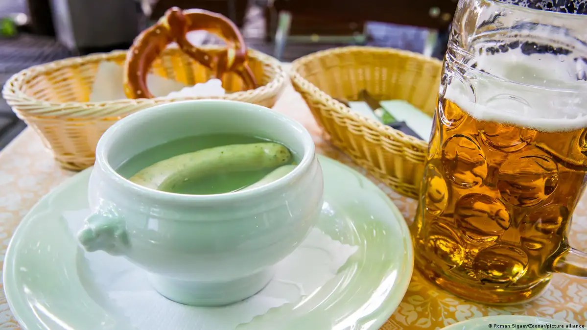 盤中現煮的巴伐利亞白腸切片，佐以酸菜與馬鈴薯。