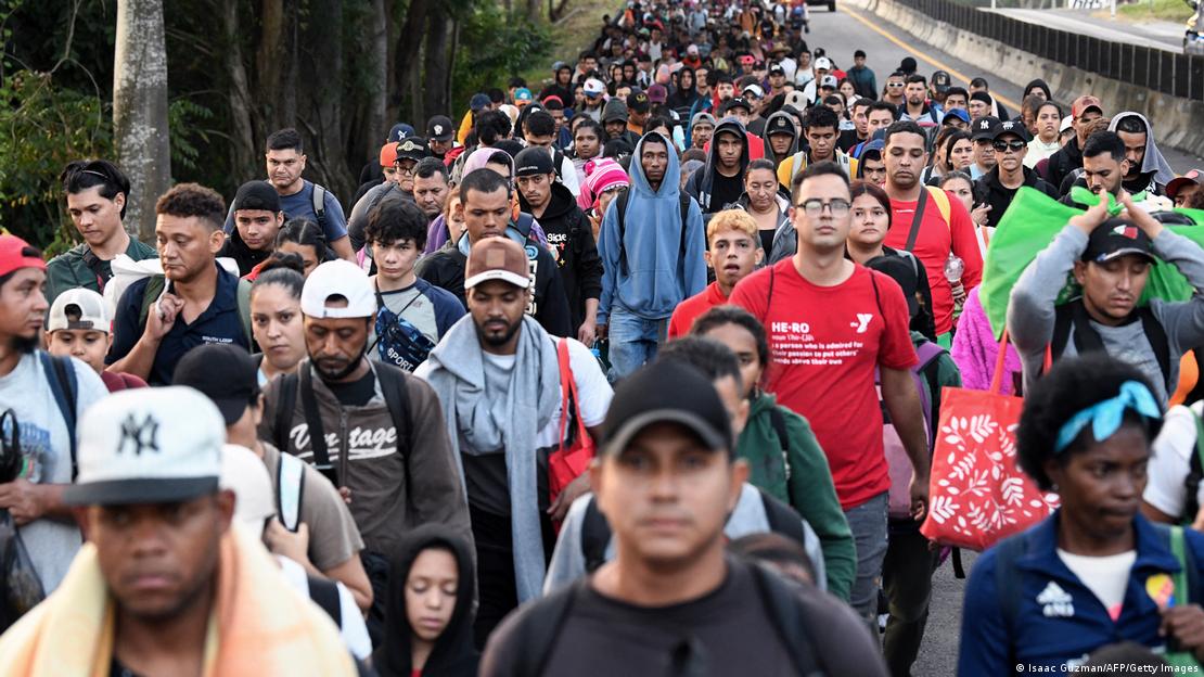 Migrantes de una caravana en Tapachula, estado de Chiapas, México, marchan en camino a la frontera con Estados Unidos (20.01.2025)