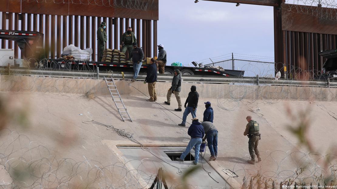 Trabajadores estadounidenses sellan un túnel ilegal con destino a El Paso, Estados Unidos, en la frontera entre México y Estados Unidos en Ciudad Juárez (16.01.2025)