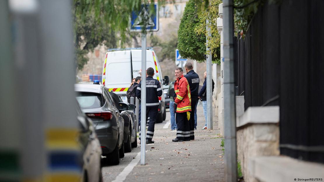 Bomberos y policías en torno al consulado ruso en marsella, tras un ataque con explosivos.