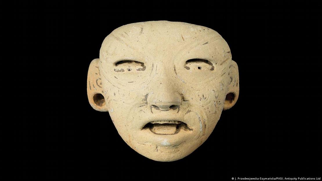 Cabeza de figurilla masculina con tatuajes o escarificaciones.