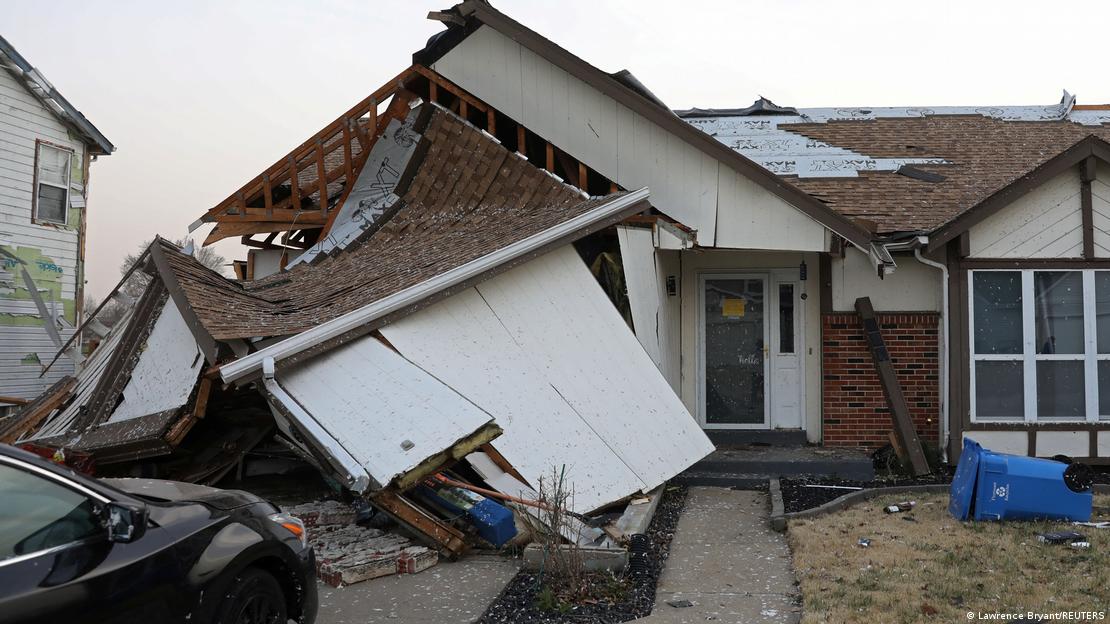El tejado de una casa se derrumbó sobre un garaje después de que un tornado tocara tierra en Florissant, Misuri, EE.UU., el sábado (15.03.2025).