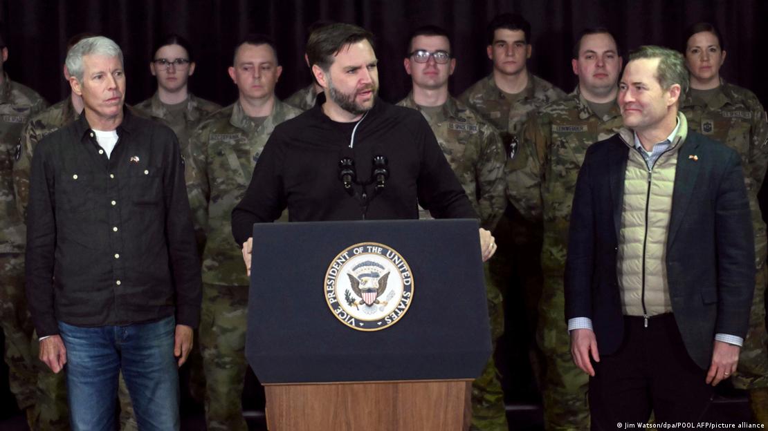 JD Vance durante su visita a la base militar estadounidense en Pituffik, norte de Groenlandia (28.03.2025)