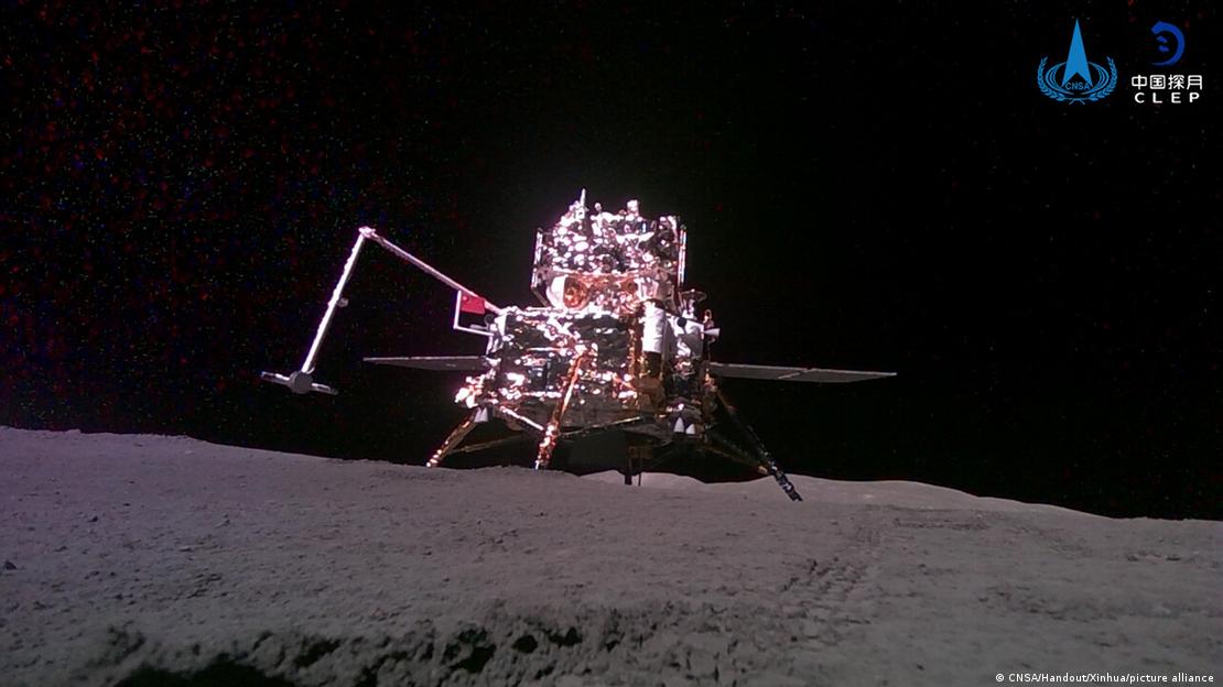 Un mini rover lanzado desde la combinación de módulo de aterrizaje y ascensor de la sonda Chang'e-6, muestra una vista de la propia combinación en la superficie lunar, el 3 de junio de 2024. Un mini rover lanzado desde la combinación de módulo de aterrizaje y ascensor de la sonda Chang'e-6, muestra una vista de la propia combinación en la superficie lunar, el 3 de junio de 2024.