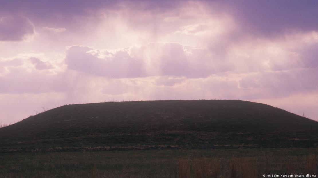 Montículos ceremoniales de Cahokia, un yacimiento arqueológico amerindio situado cerca de Collinsville (Illinois), en la llanura del río Misisipi, con un alto coeficiente Gini (0.6) que refleja intensa desigualdad de riqueza. 