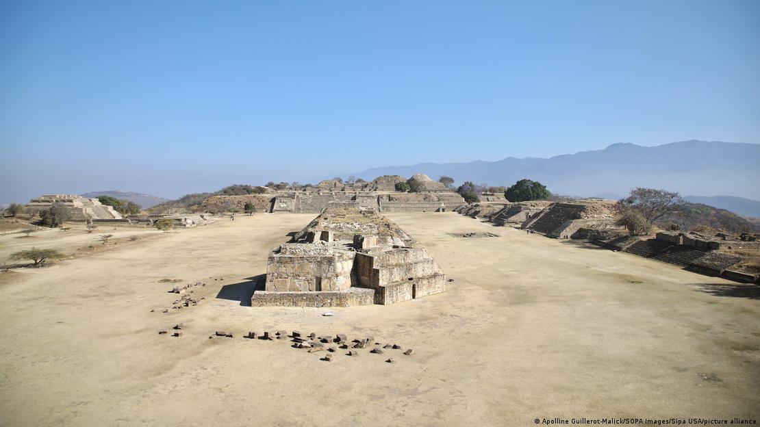 Centro urbano de Monte Albán en el Valle de Oaxaca, ejemplo de cómo las jerarquías de asentamiento en Mesoamérica impulsaron la desigualdad económica.