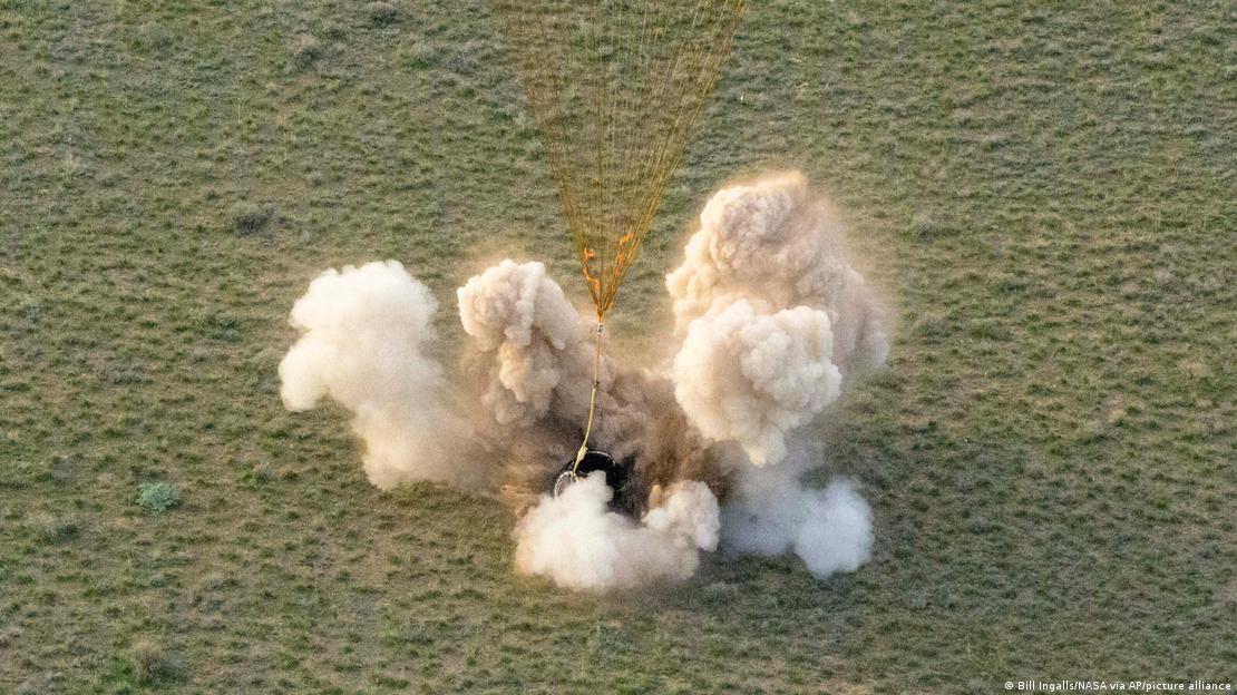 La cápsula espacial Soyuz MS-26 aterrizó en una zona remota cerca de la ciudad de Zhezkazgán, en Kazajstán.