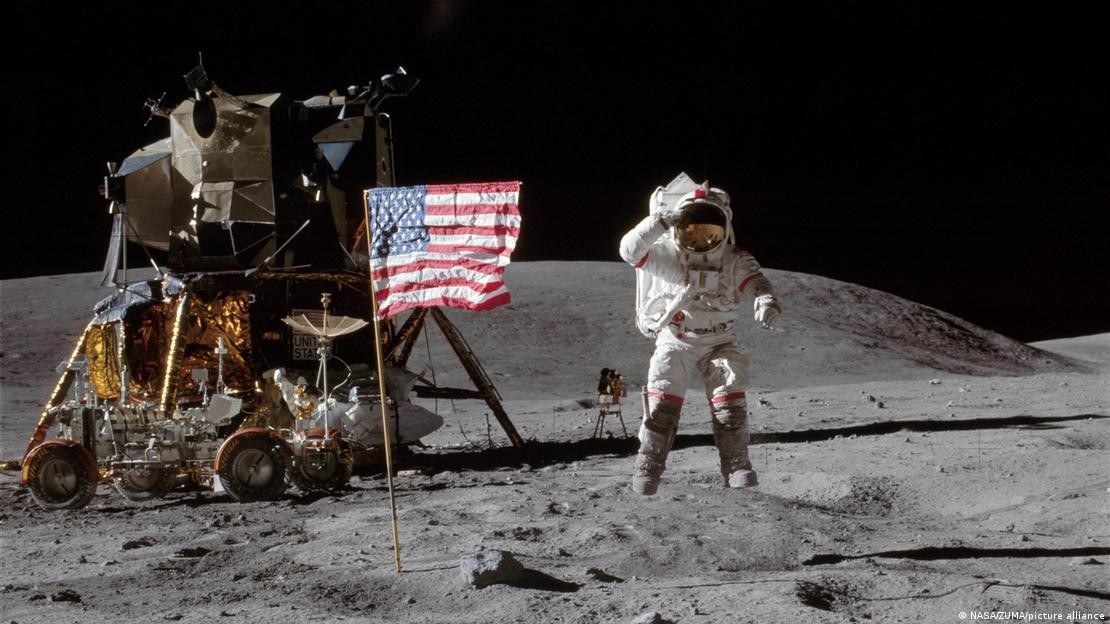 El astronauta JOHN W. YOUNG, comandante de la misión lunar Apolo 16, salta desde la superficie lunar. El astronauta JOHN W. YOUNG, comandante de la misión lunar Apolo 16, salta desde la superficie lunar.