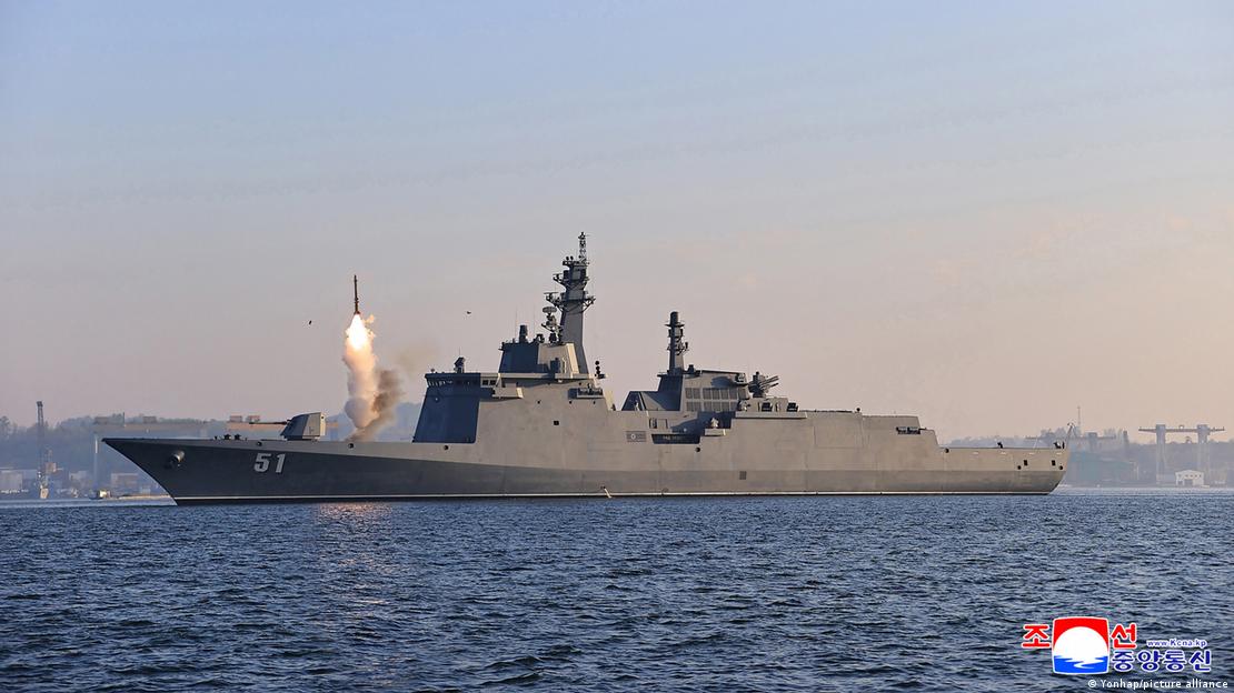 El lunes 28.04.2025 se realizó una prueba de disparo de los misiles estratégicos supersónicos de crucero y antiaéreos del destructor, así como de los cañones automáticos, y el martes 29.04.2025 una prueba de disparo de las armas tácticas guiadas buque a buque, informó la agencia estatal KCNA.