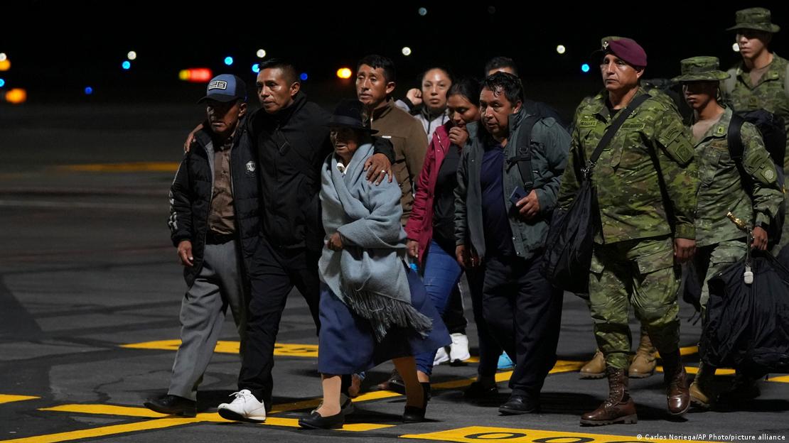 Familiares de los soldados muertos llegan a recibir los restos de sus seres queridos, a un aeropuerto en Quito.