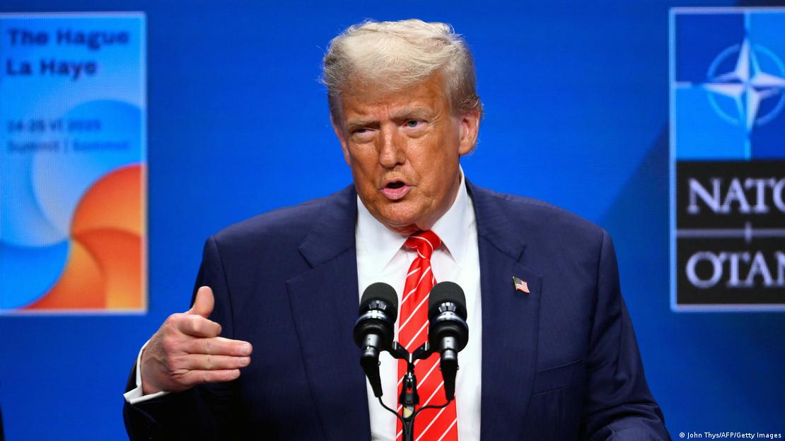 Donald Trump habla aun micrófono en una cumbre de la OTAN, en La Haya.