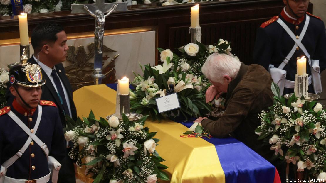 Miguel Uribe Londoño, padre de Miguel Uribe Turbay, junto al féretro de su hijo durante un homenaje en el Congreso de Colombia, en Bogotá (12.08.2025)
