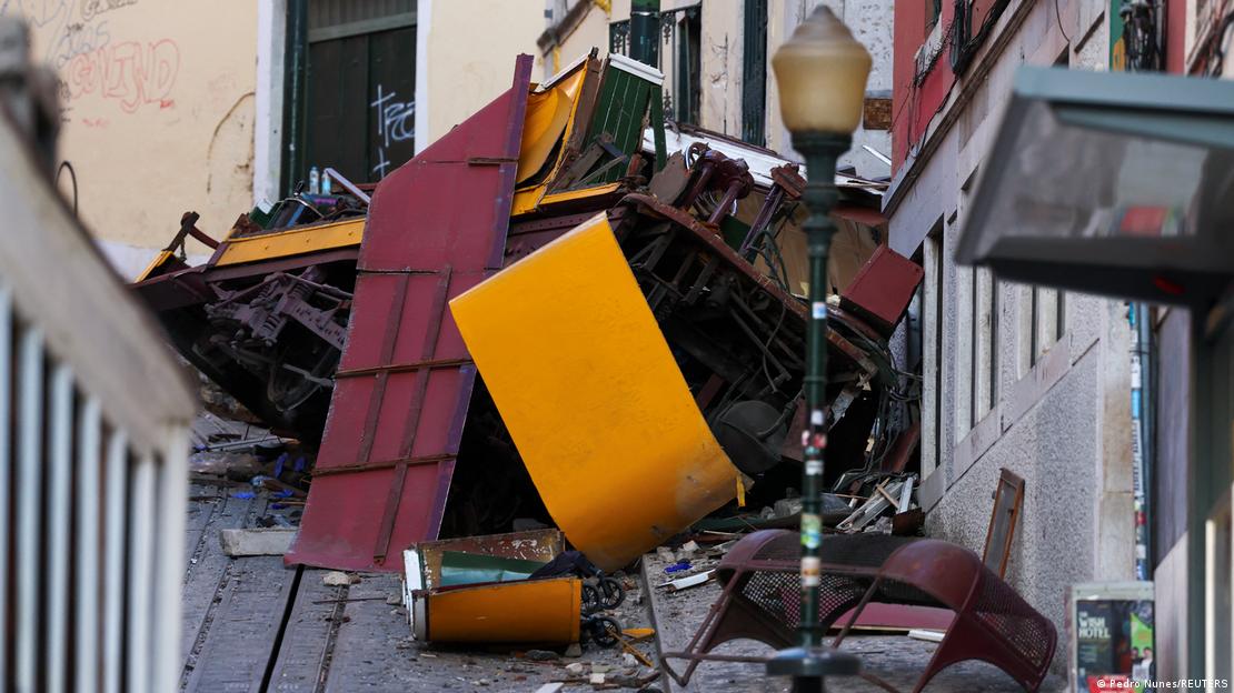 Vista del lugar del accidente después de que el funicular Elevador da Glória se descarrilara y estrellara en Lisboa.