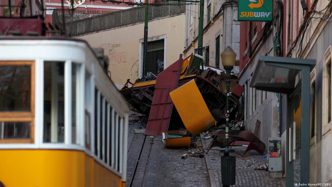 El funicular Elevador da Glória, en Lisboa, quedó destrozado.