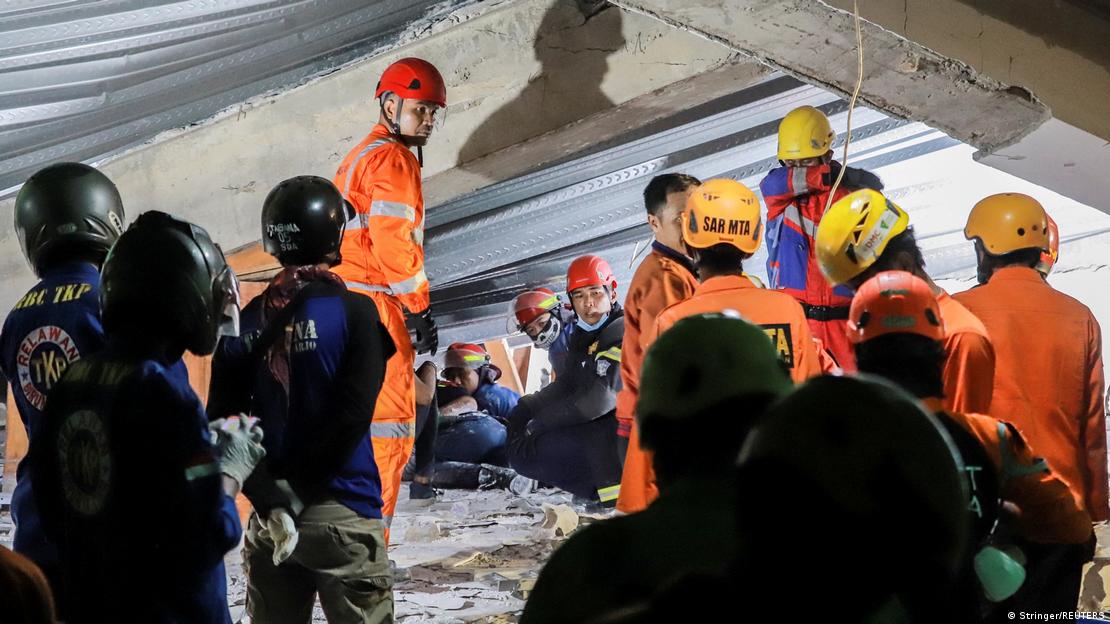 Los brigadistas lograron rescatar con vida a 99 estudiantes tras el derrumbe en el internado en Sidoarjo, Java Oriental, Indonesia, el lunes 29.09.2025.