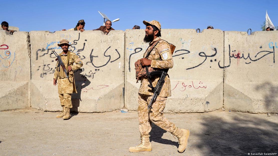 Personal de seguridad talibán armado mantiene guardia cerca de la puerta cerrada del cruce fronterizo del punto cero entre Afganistán y Pakistán, en el distrito de Spin Boldak en la provincia de Kandahar, el domingo 12 de octubre de 2025.