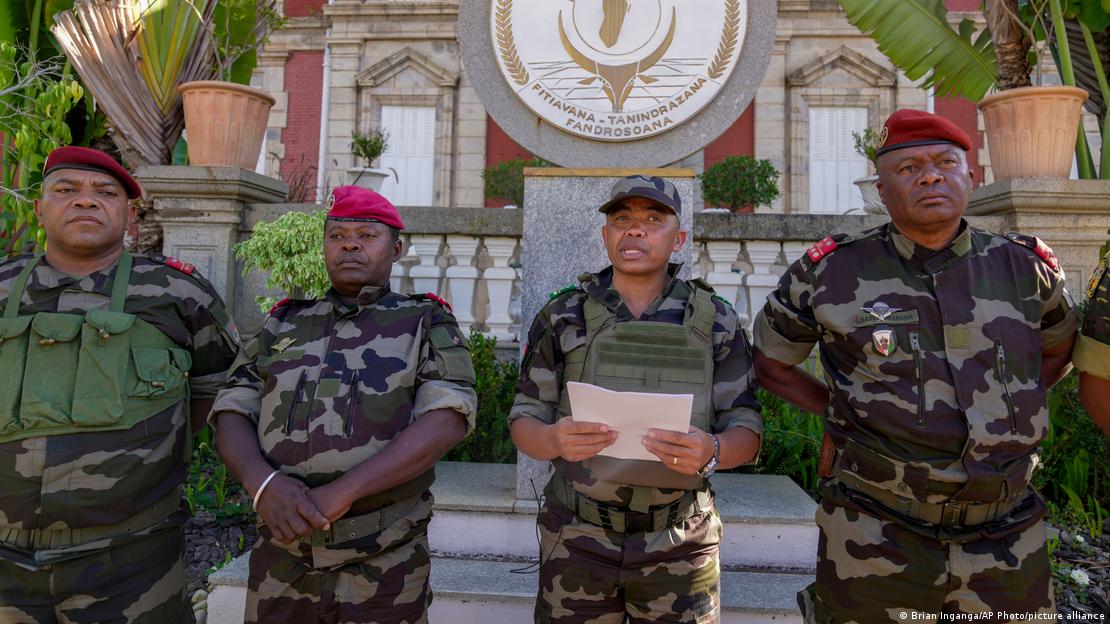 El comandante de CAPSAT, coronel Michael Randrianirina (centro en la imagen) lee un comunicado desde la presidencia en Antananarivo anunciando que las fuerzas armadas toman el control del país (14.10.2025)