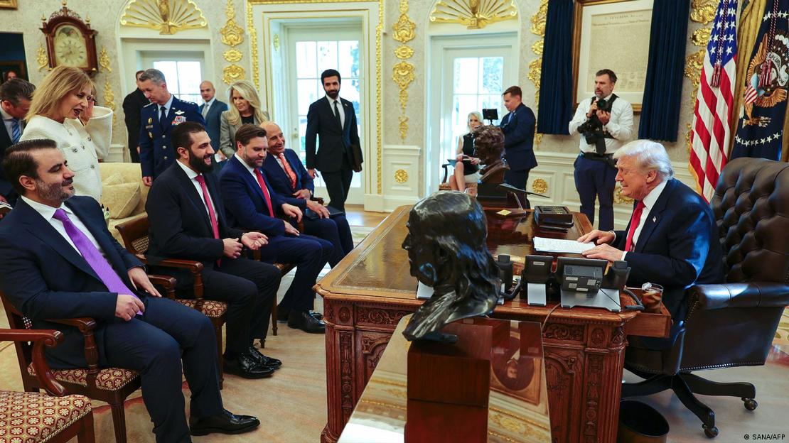 El presidente estadounidense Donald Trump (derecha) reunido con el presidente sirio Ahmed Al Sharaa (segundo por la izquierda), sentado junto a su ministro de Asuntos Exteriores Asaad al-Shaibani (izquierda), el vicepresidente estadounidense JD Vance (segundo por la derecha) y el enviado estadounidense para Siria Tom Barrak (derecha), en el Despacho Oval de la Casa Blanca.