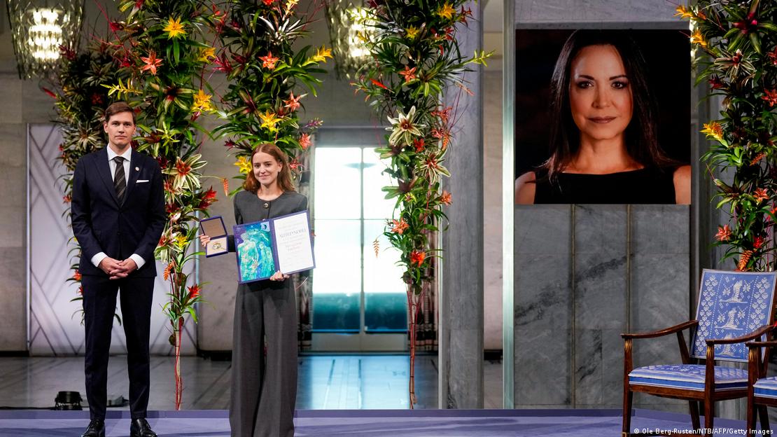 La hija de la líder opositora venezolana María Corina Machado, Ana Corina Sosa, recibe el Premio Nobel para su madre en Oslo. Junto a ella, el presidente del Comité Noruego del Nobel, Jorgen Watne Frydnes.