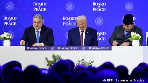 Kryeministri hungarez Viktor Orban, presidentin i SHBA-së Donald Trump dhe presidenti i Indonezisë Prabowo Subianto duke nënshkruar dokumentin e Bordit të Paqes në kuadrin e Forumit Botëror të Ekonomisë në Davos. 